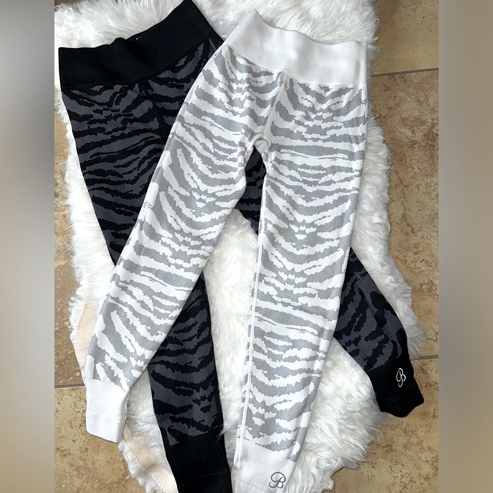 BOMBSHELL SPORTSWEAR XS/S ZEBRA LEGGINGS— SOLD TOGETHER—SEAMLESS AND STRETCHY❤️